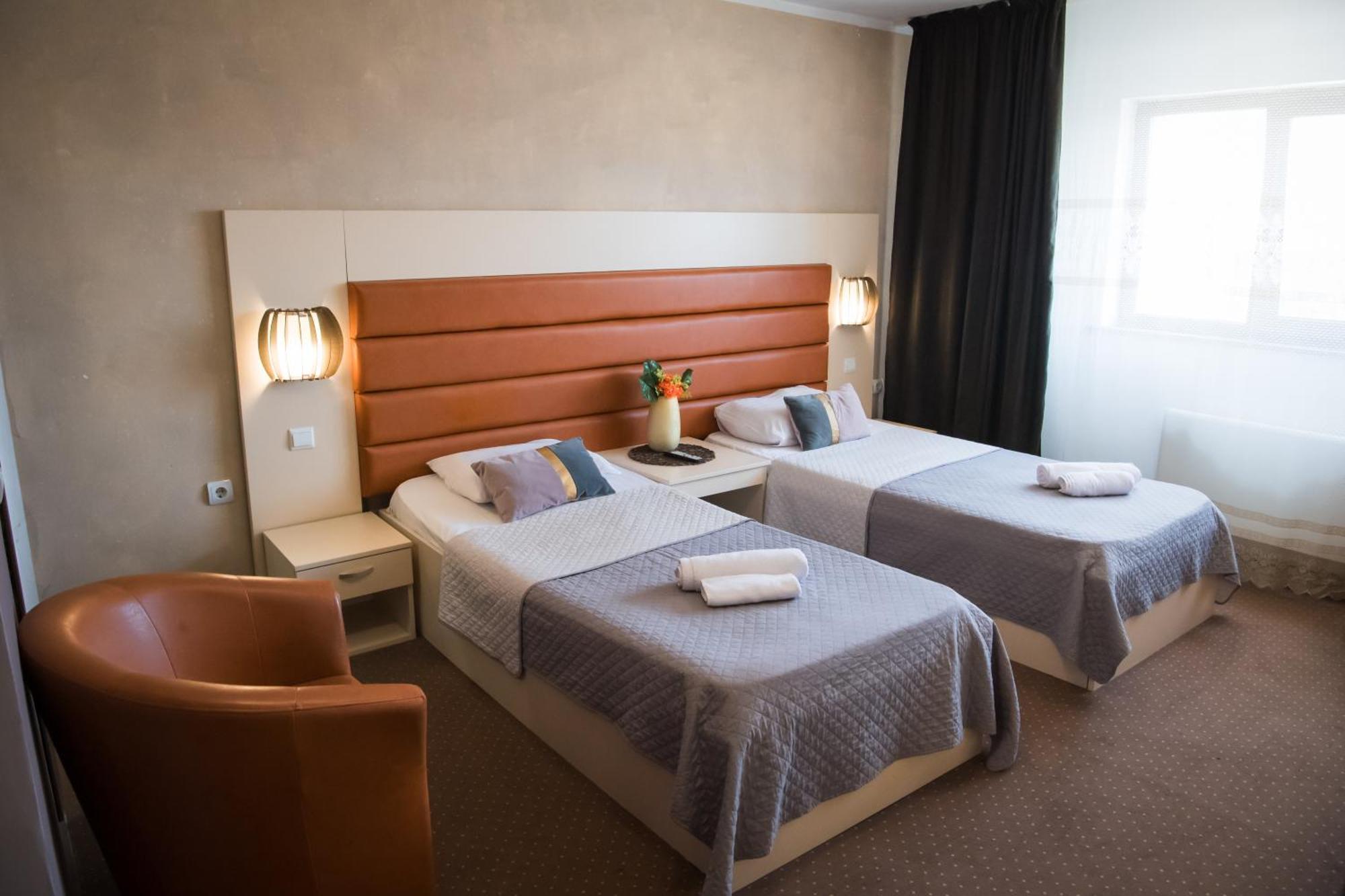 קריובה Mbi Travel Inn מראה חיצוני תמונה