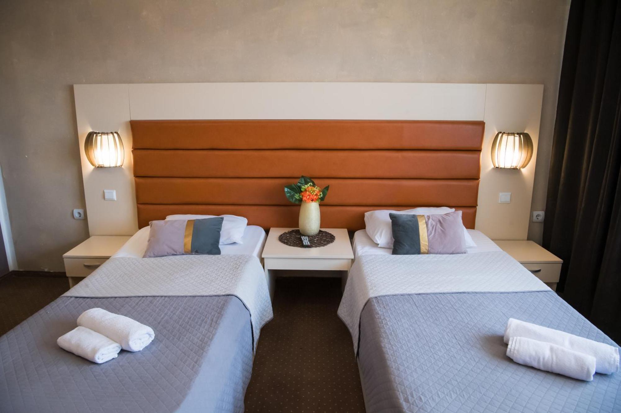 קריובה Mbi Travel Inn מראה חיצוני תמונה