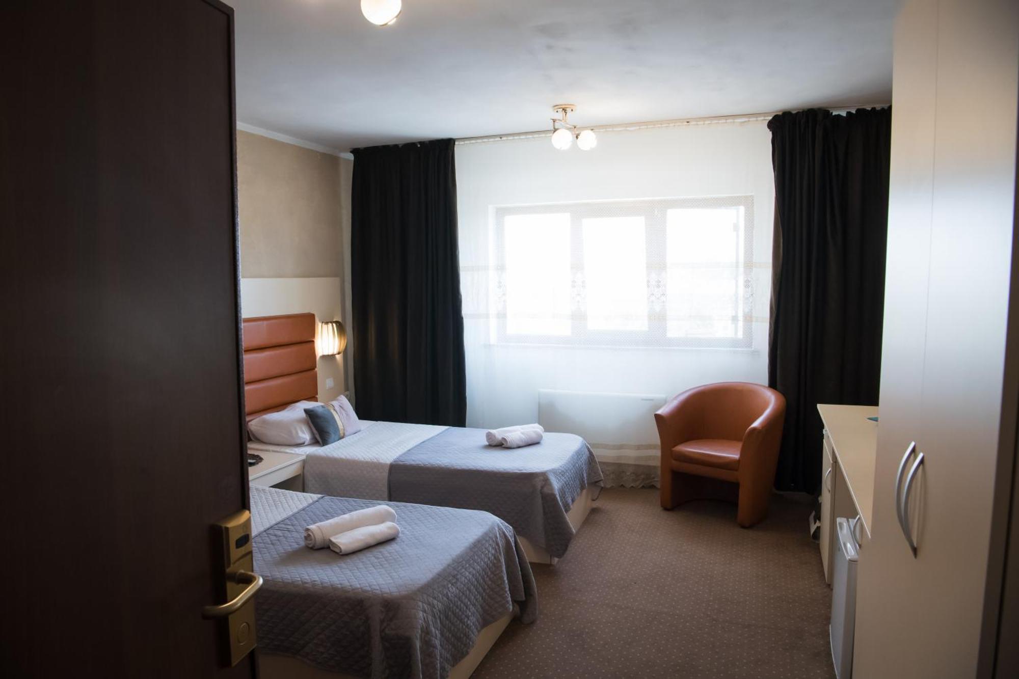 קריובה Mbi Travel Inn מראה חיצוני תמונה